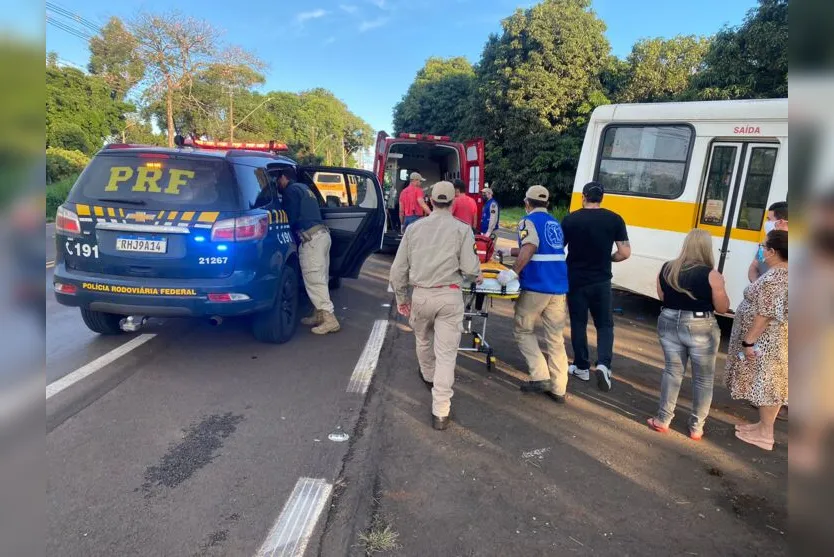 Motociclista fica ferido após colidir com ônibus escolar