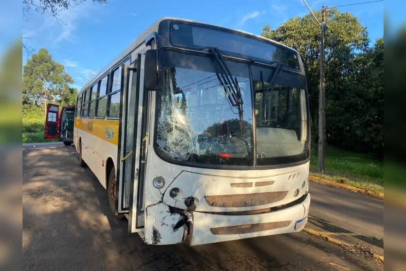 Motociclista fica ferido após colidir com ônibus escolar