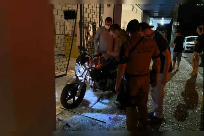 Motociclista tenta fugir da PM e acaba dentro de loja