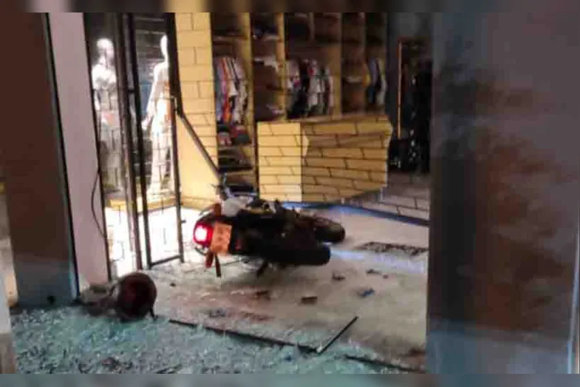 Motociclista tenta fugir da PM e acaba dentro de loja