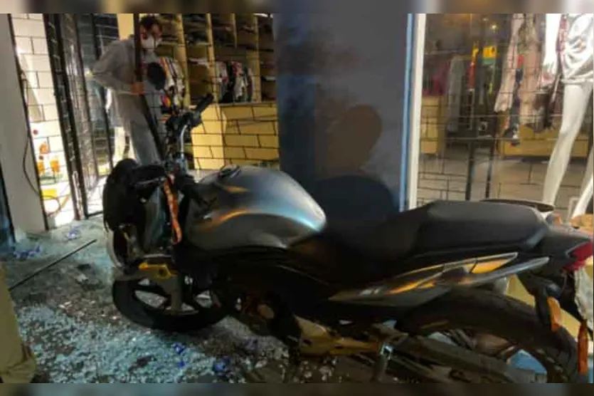 Motociclista tenta fugir da PM e acaba dentro de loja