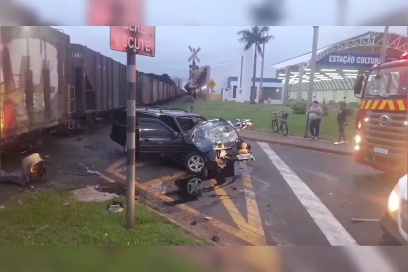 Motorista fica ferido após colidir com trem em Arapongas