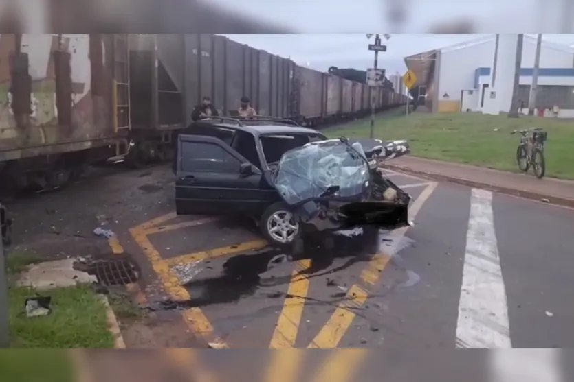 Motorista fica ferido após colidir com trem em Arapongas