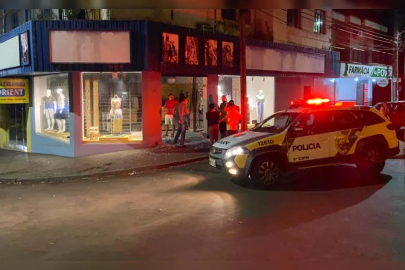  O rapaz rapaz não possui CNH, a motocicleta possui débitos, e ele também apresentava sintomas  de embriaguez 