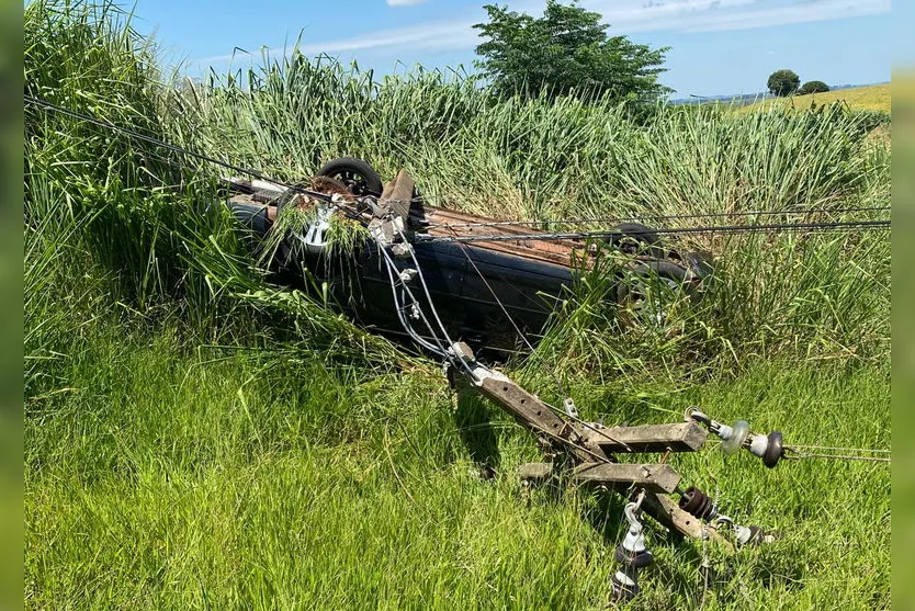  O veiculo atingiu em cheio o poste durante o capotamento 