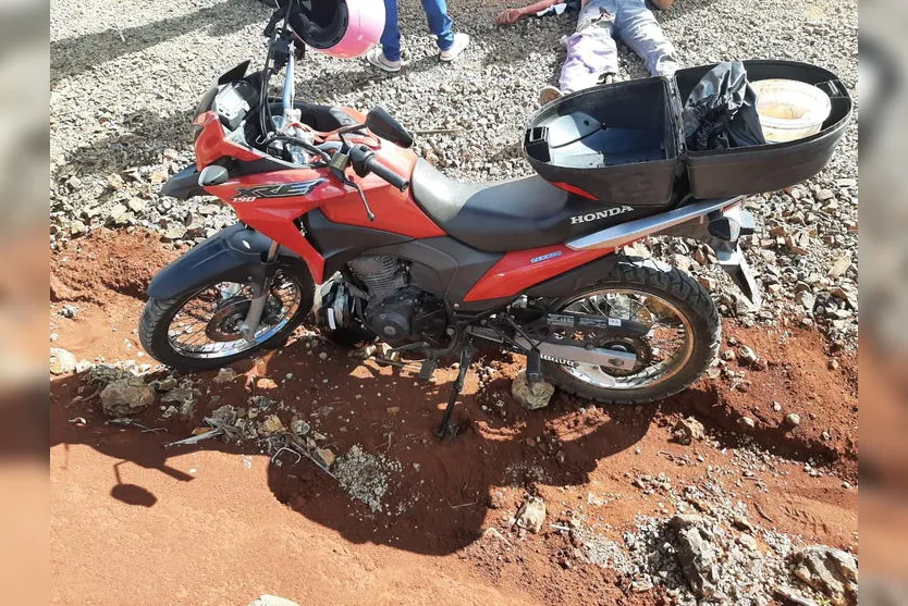 Pai e filha caem de moto em Apucarana e são socorridos