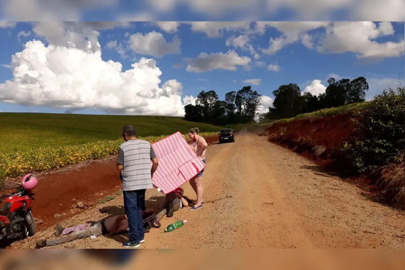Pai e filha caem de moto em Apucarana e são socorridos