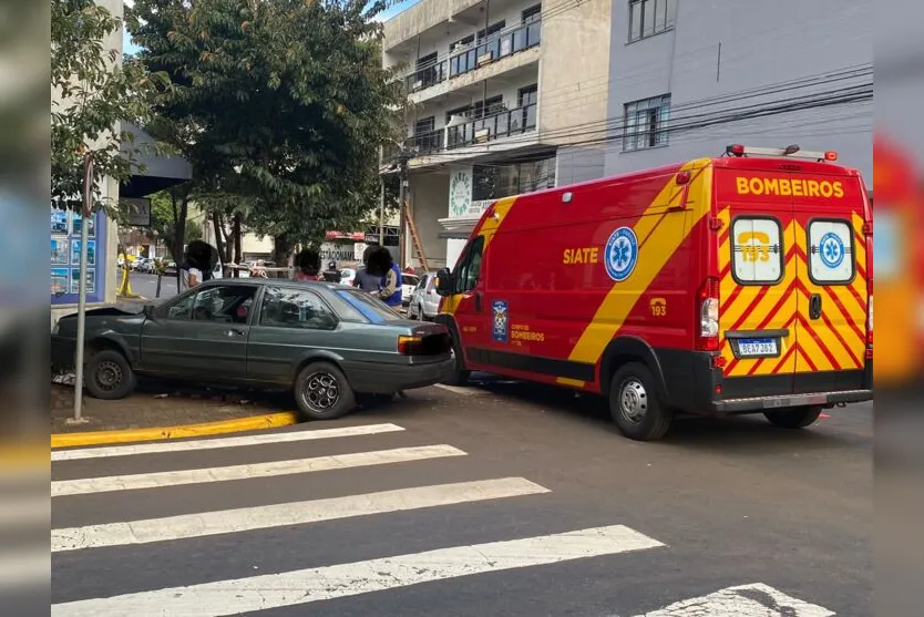 Pedestre é atropelado após colisão entre carros em Apucarana