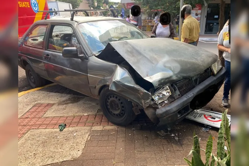 Pedestre é atropelado após colisão entre carros em Apucarana