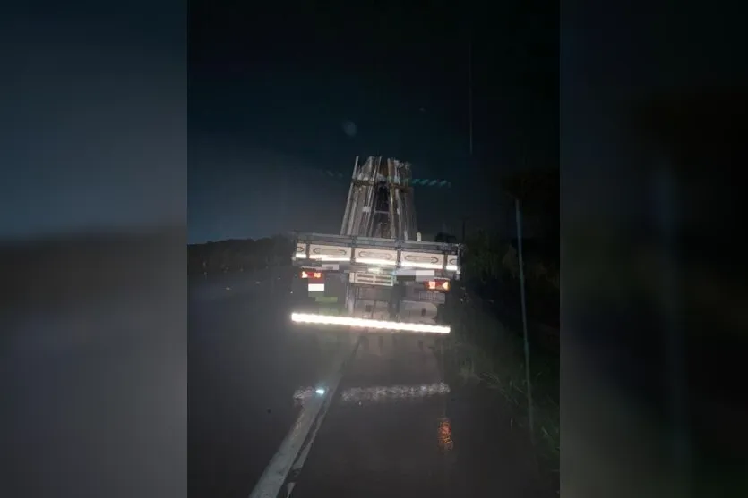 Pedestre morre atropelado após batida entre carro e caminhão