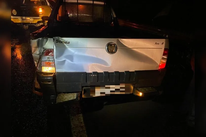 Pedestre morre atropelado após batida entre carro e caminhão