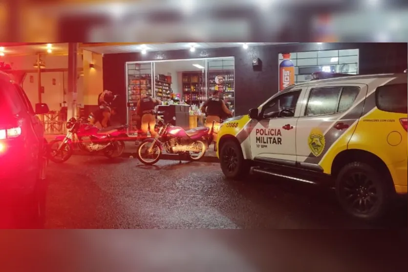 Policiais militares fiscalizam bares e tabacarias da região