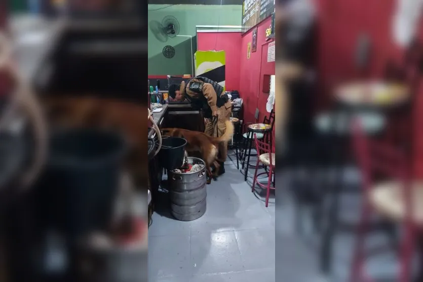 Policiais militares fiscalizam bares e tabacarias da região