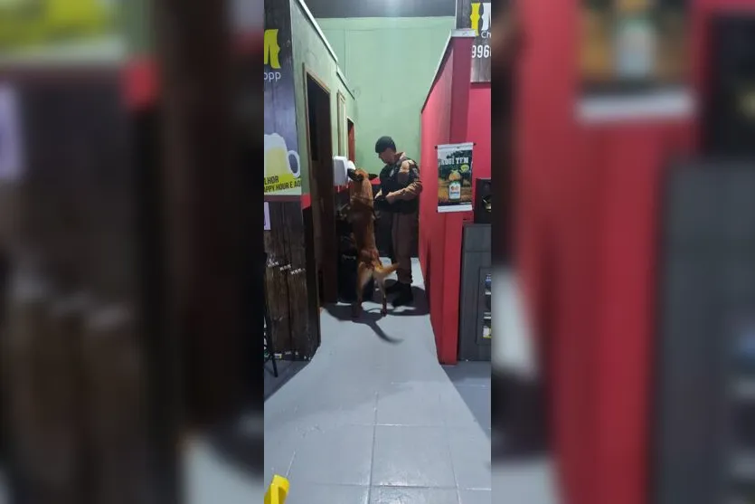 Policiais militares fiscalizam bares e tabacarias da região