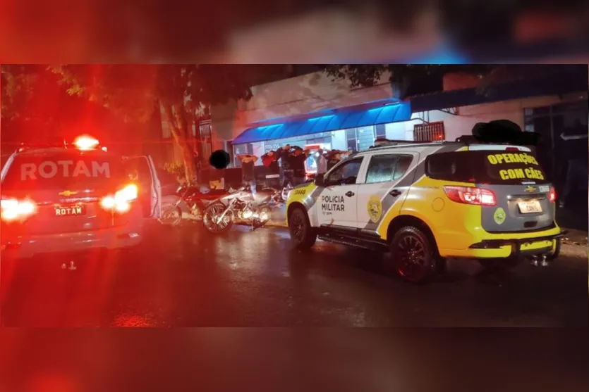 Policiais militares fiscalizam bares e tabacarias da região