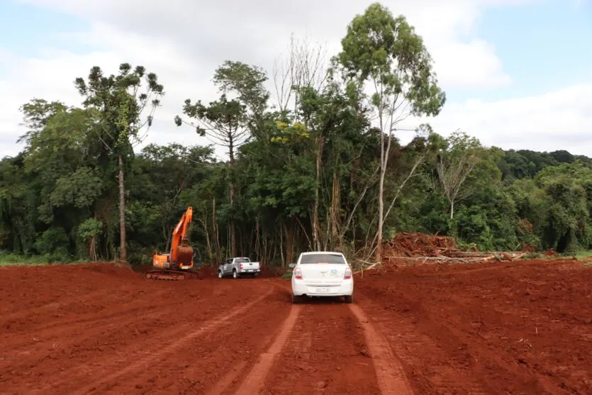 Prefeitura de Ivaiporã cascalha estrada dos Três Coqueiros