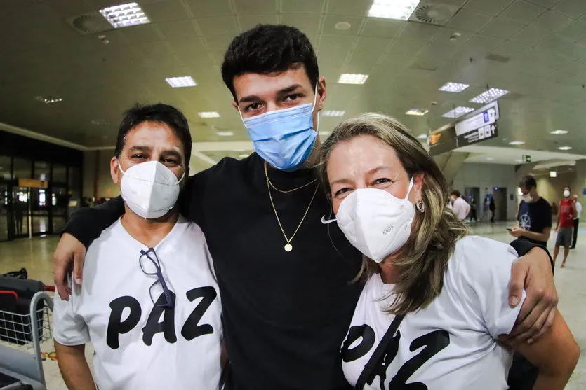  Repatriado da Ucrânia - Murilo Koefendee Maia, jogador de futebol,  com a mãe Angélica Maia e o pai 
Juarez Maia - Curitiba, 11/03/2022 
