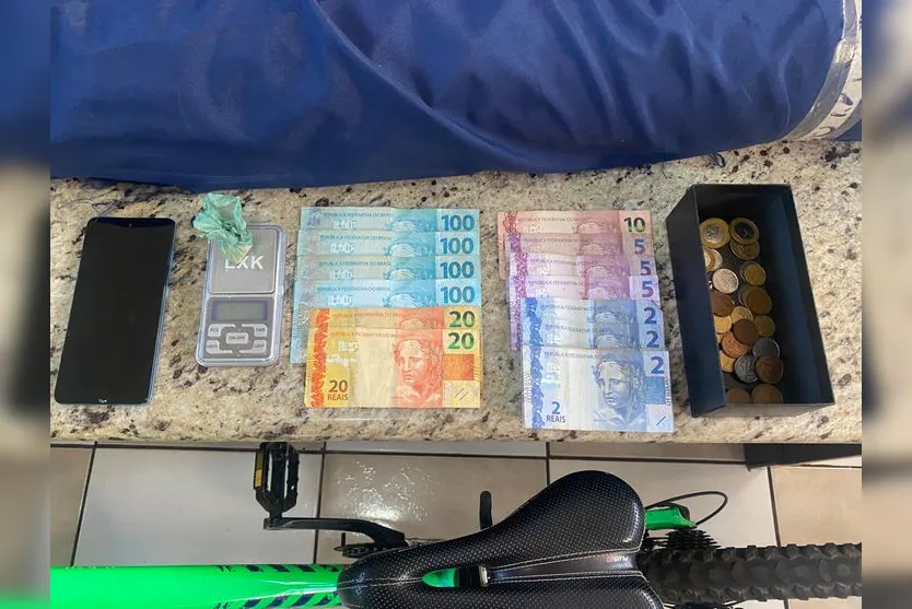 Rocam recupera tecidos, bicicleta e apreende crack