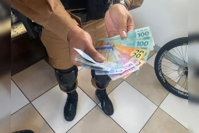 Rocam recupera tecidos, bicicleta e apreende crack