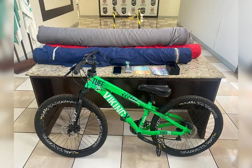 Rocam recupera tecidos, bicicleta e apreende crack