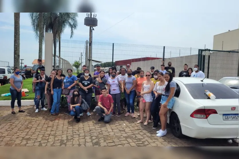 Sem salário, trabalhadores protestam novamente em Apucarana