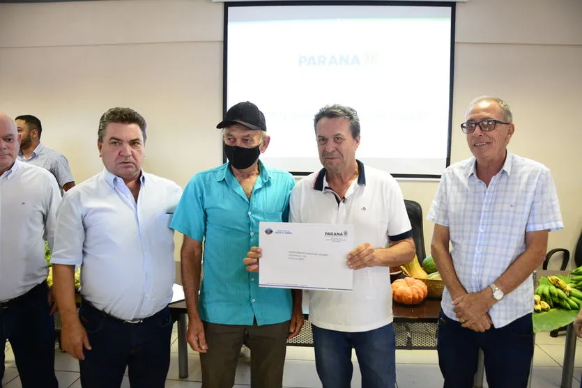  Sérgio Onofre, o secretário Márcio Nunes e o vice prefeito Jair Milani, ao entregar o memorial descritivo a um dos assentados 