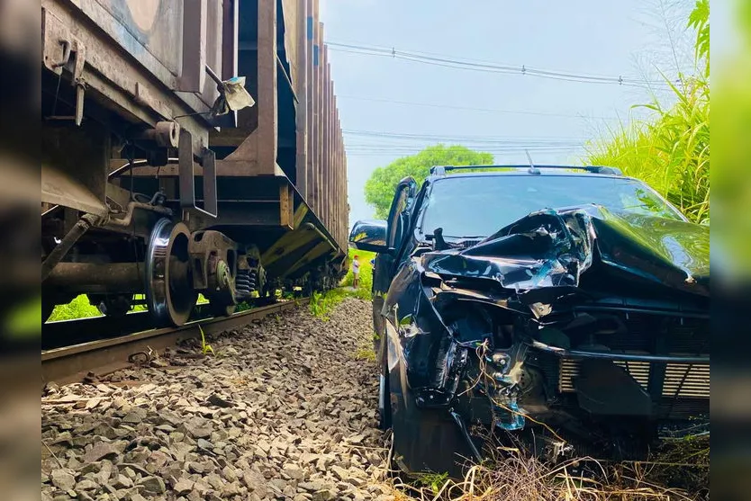 Susto: caminhonete é atingida por trem em Apucarana