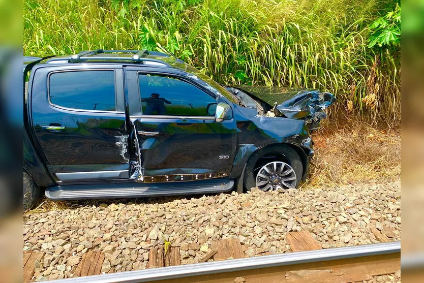 Susto: caminhonete é atingida por trem em Apucarana