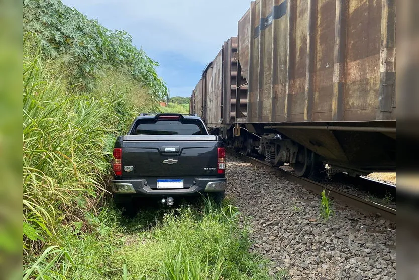 Susto: caminhonete é atingida por trem em Apucarana