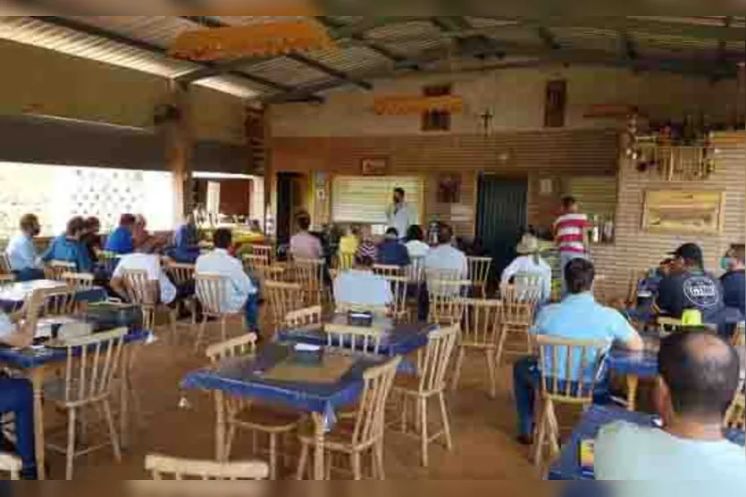 Técnicos da Cocari apresentam cultivo de peixes em J. Alegre