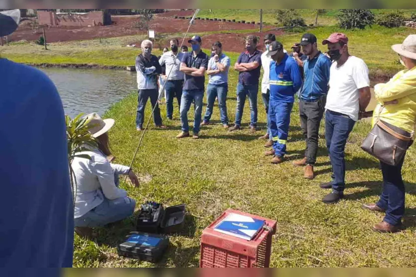Técnicos da Cocari apresentam cultivo de peixes em J. Alegre
