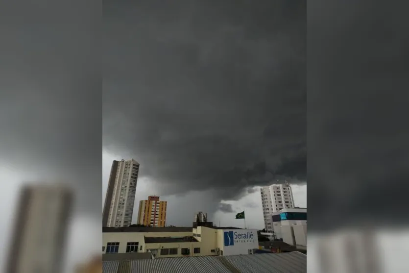 Tempo fechado em Apucarana: nuvens escuras chamam atenção