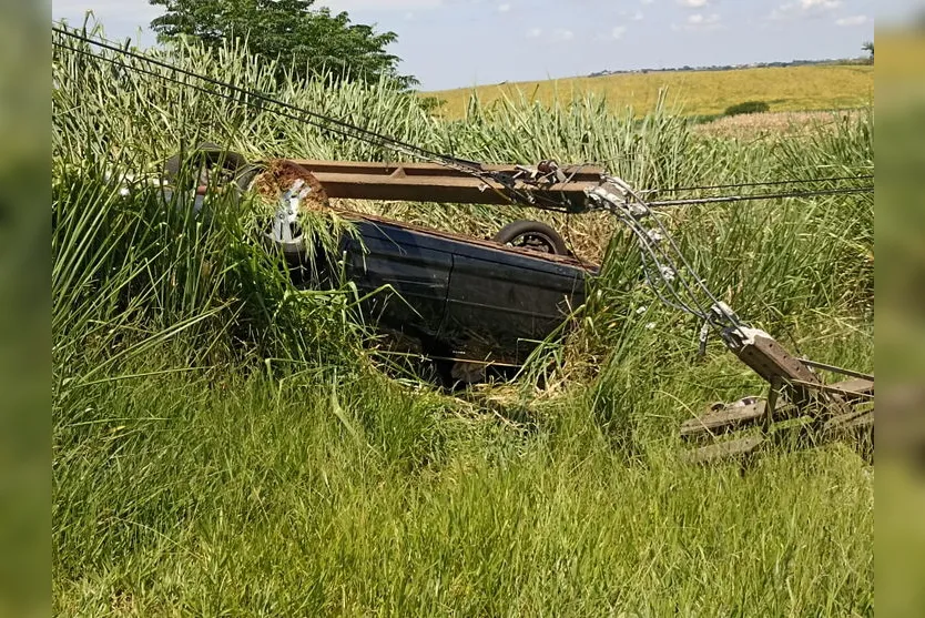 Veículo capota e derruba poste na entrada de Apucarana