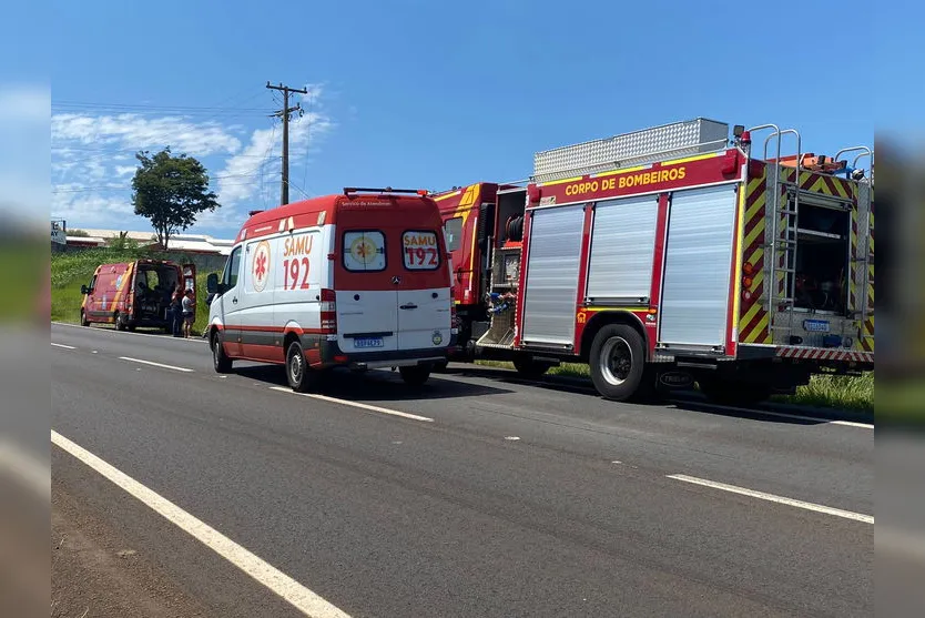 Veículo capota e derruba poste na entrada de Apucarana