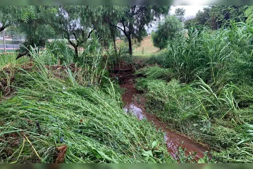  Volume de água subiu o nível e passou por cima da pista, resultando em danos em aproximadamente 30 metros lineares 