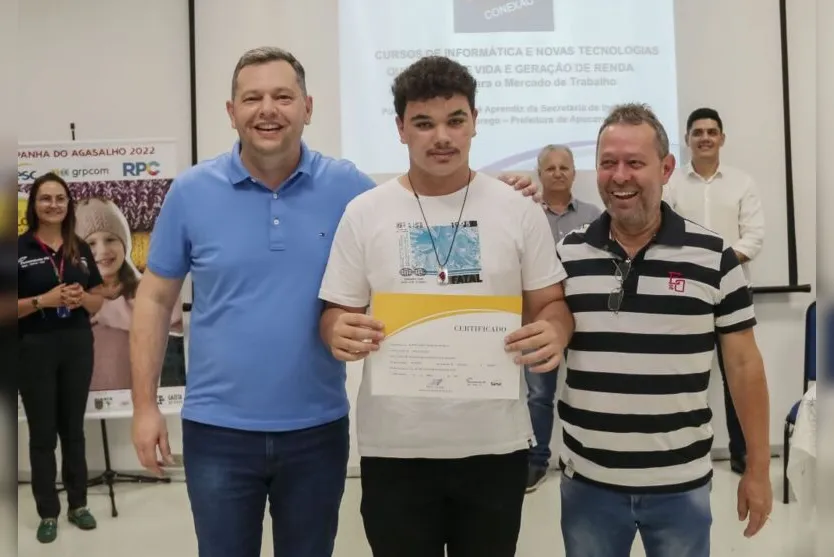 52 jovens concluem curso de informática e design gráfico