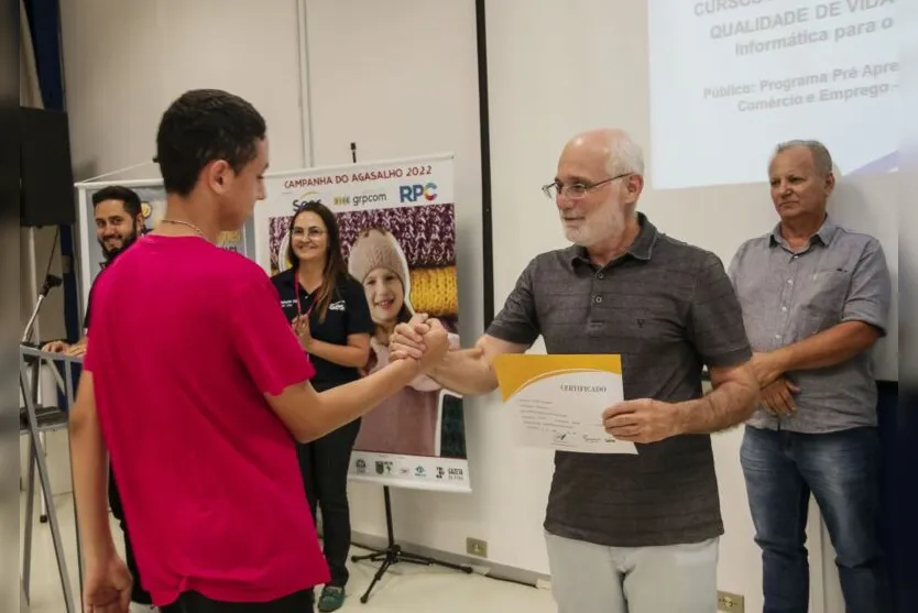 52 jovens concluem curso de informática e design gráfico