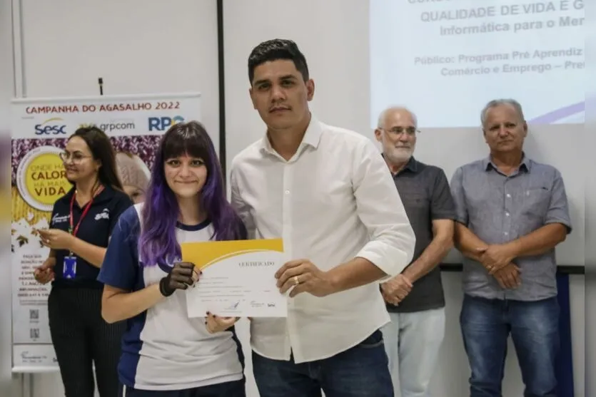 52 jovens concluem curso de informática e design gráfico