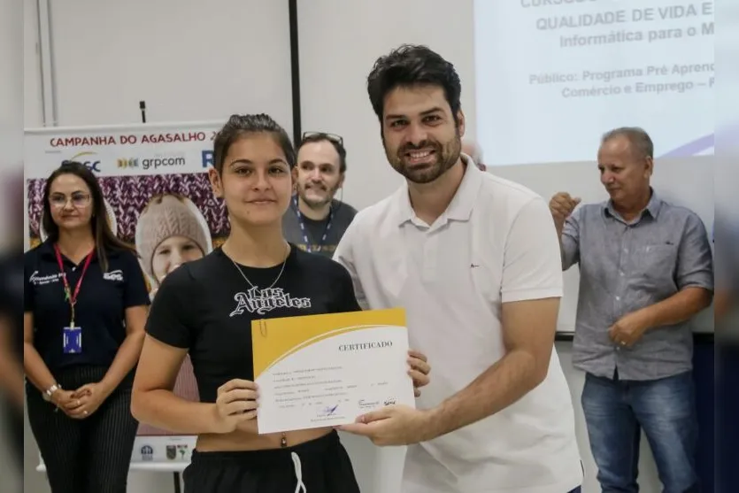 52 jovens concluem curso de informática e design gráfico