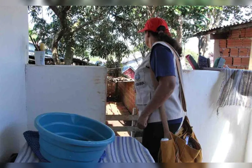  A dengue provoca febre acima 39ºC, manchas vermelhas no corpo, dor de cabeça e nas articulações, e náuseas 