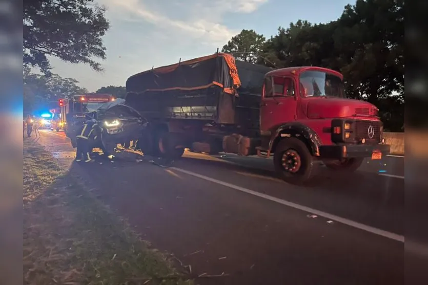 Acidente no Contorno Sul deixa motorista preso às ferragens; veja