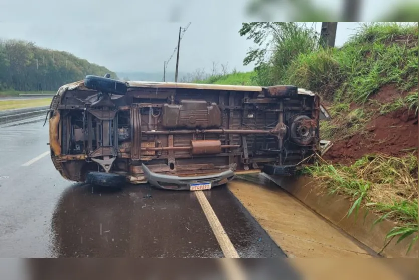 Acidente: van tomba no Contorno Sul de Apucarana