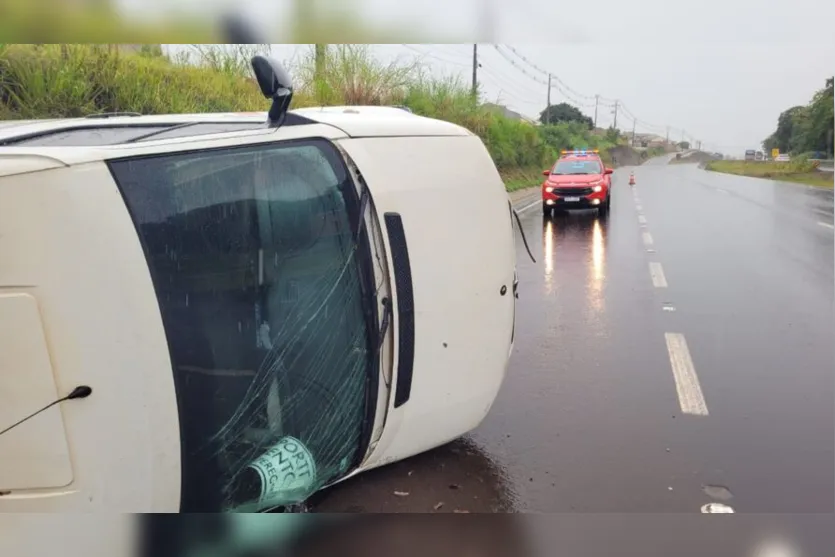 Acidente: van tomba no Contorno Sul de Apucarana