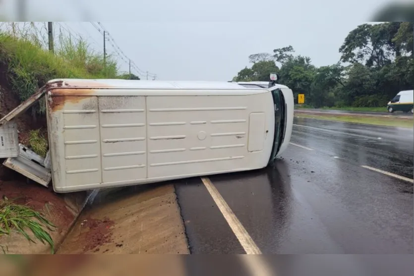 Acidente: van tomba no Contorno Sul de Apucarana