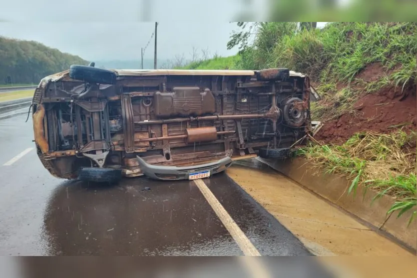Acidente: van tomba no Contorno Sul de Apucarana