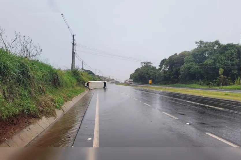 Acidente: van tomba no Contorno Sul de Apucarana