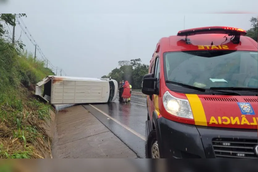 Acidente: van tomba no Contorno Sul de Apucarana
