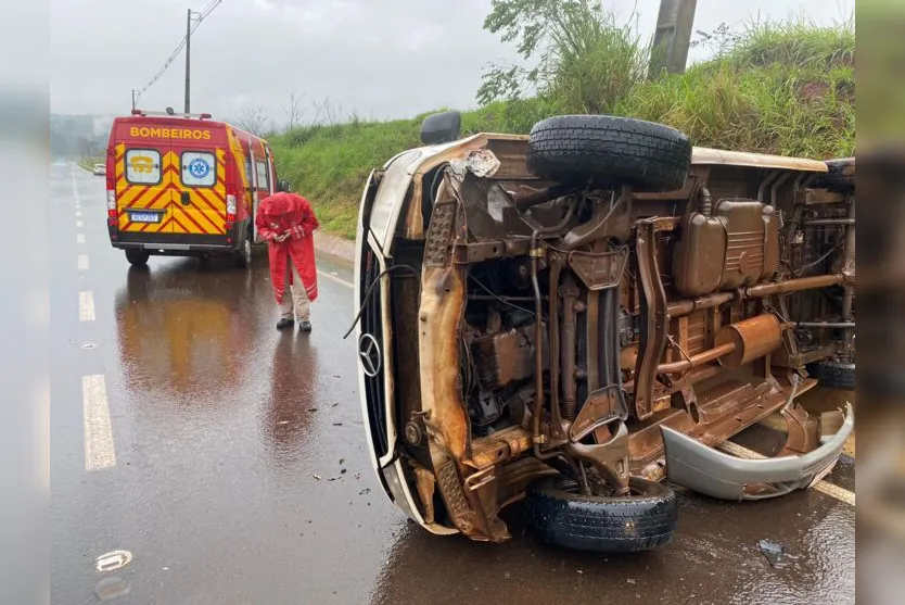 Acidente: van tomba no Contorno Sul de Apucarana