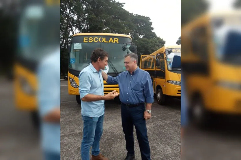 Apucarana recebe dois novos ônibus para a educação