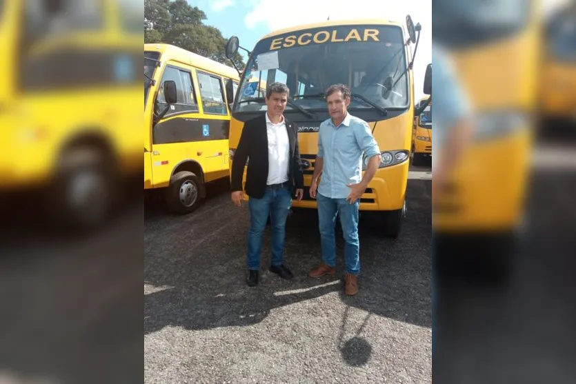 Apucarana recebe dois novos ônibus para a educação